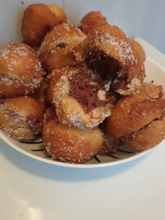Una foto de Buñuelos rellenos de crema de cacao y coco rallado