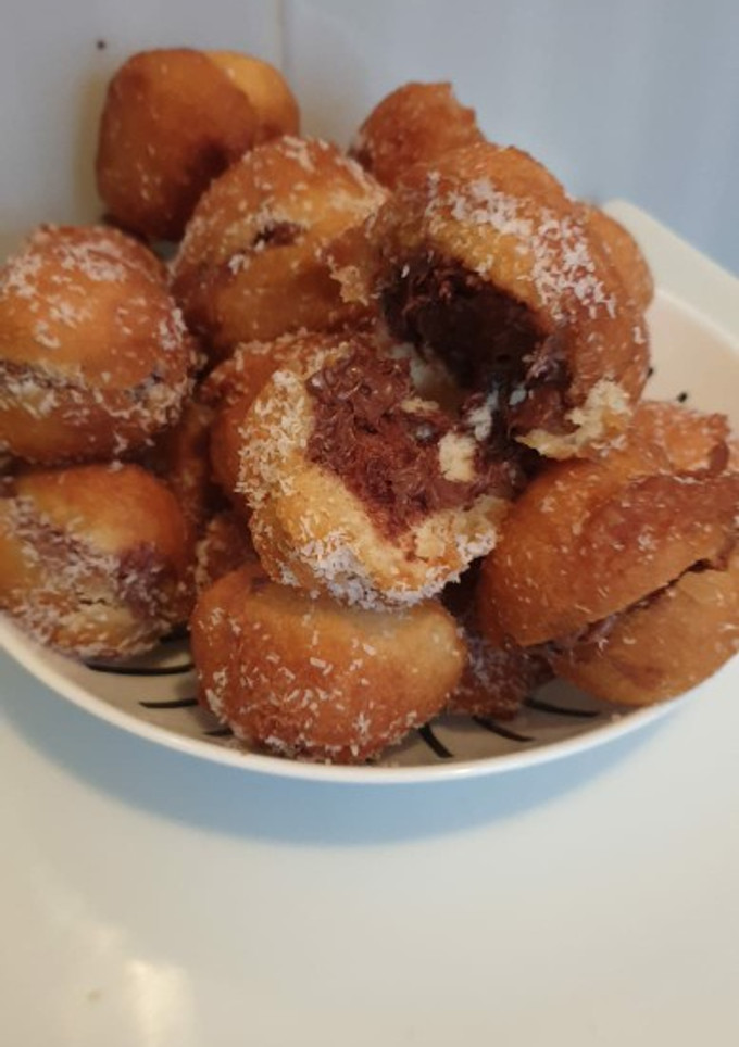Una foto de Buñuelos rellenos de crema de cacao y coco rallado