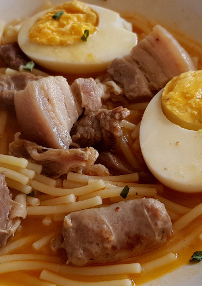Una foto de Fideos a la Cazuela con Costillón, Panceta, Salchichas y Huevo Duro