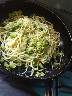 Una foto de Fideos gratinados y Salteados con Brócoli!