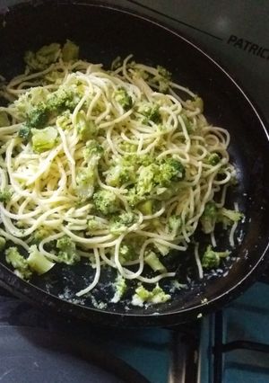 Una foto de Fideos gratinados y Salteados con Brócoli!