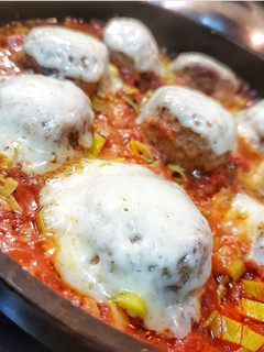Una foto de Albóndigas de berenjena en salsa de tomate