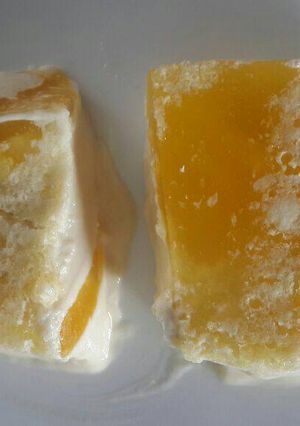Una foto de Postre carlota con baño de maracuyá