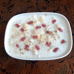 A picture of Yogurt with fruit🍎🍌🍎.