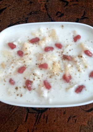 A picture of Yogurt with fruit🍎🍌🍎.