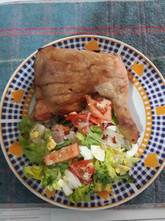 Una foto de Pollo al horno con ensalada
