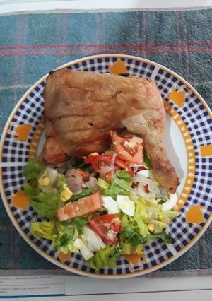 Una foto de Pollo al horno con ensalada