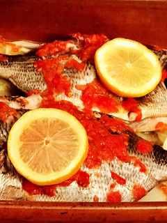 Una foto de Sargos al horno 🍋🍋🍋