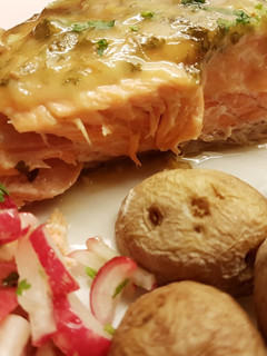 Una foto de Salmón Horneado con Mostaza y Ajo