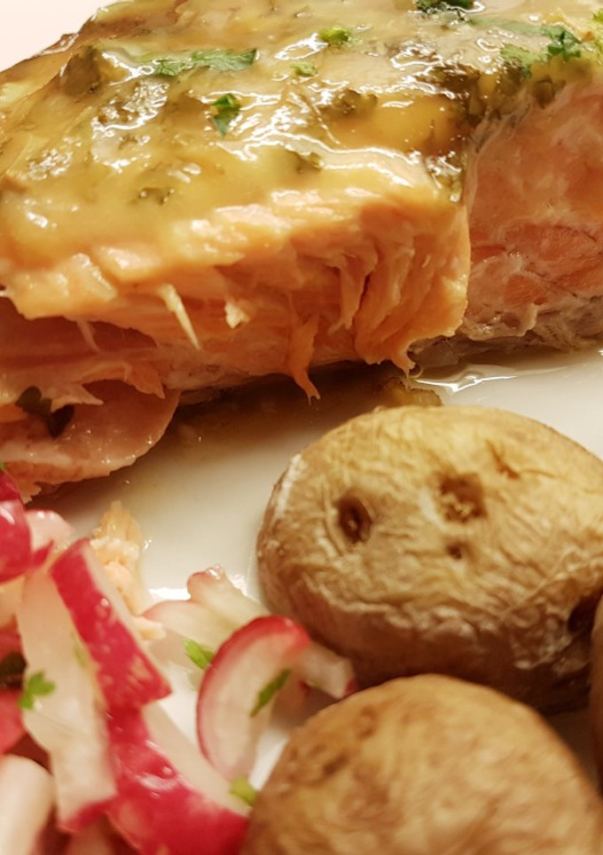 Una foto de Salmón Horneado con Mostaza y Ajo