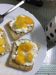Una foto de Tostadas súper sanas con mango