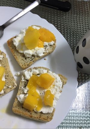 Una foto de Tostadas súper sanas con mango