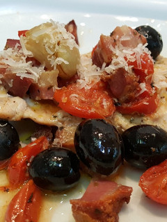 Una foto de Pechugas de pavo con tomate, beicon y aceitunas