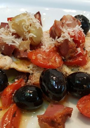 Foto principal de Pechugas de pavo con tomate, beicon y aceitunas