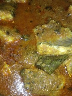 फ्राइड फिश करी (Fried fish curry recipe in Hindi) रेसिपी मुख्य फोटो
