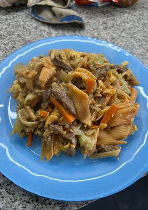 Una foto de Wok de carne, verduras y fideos