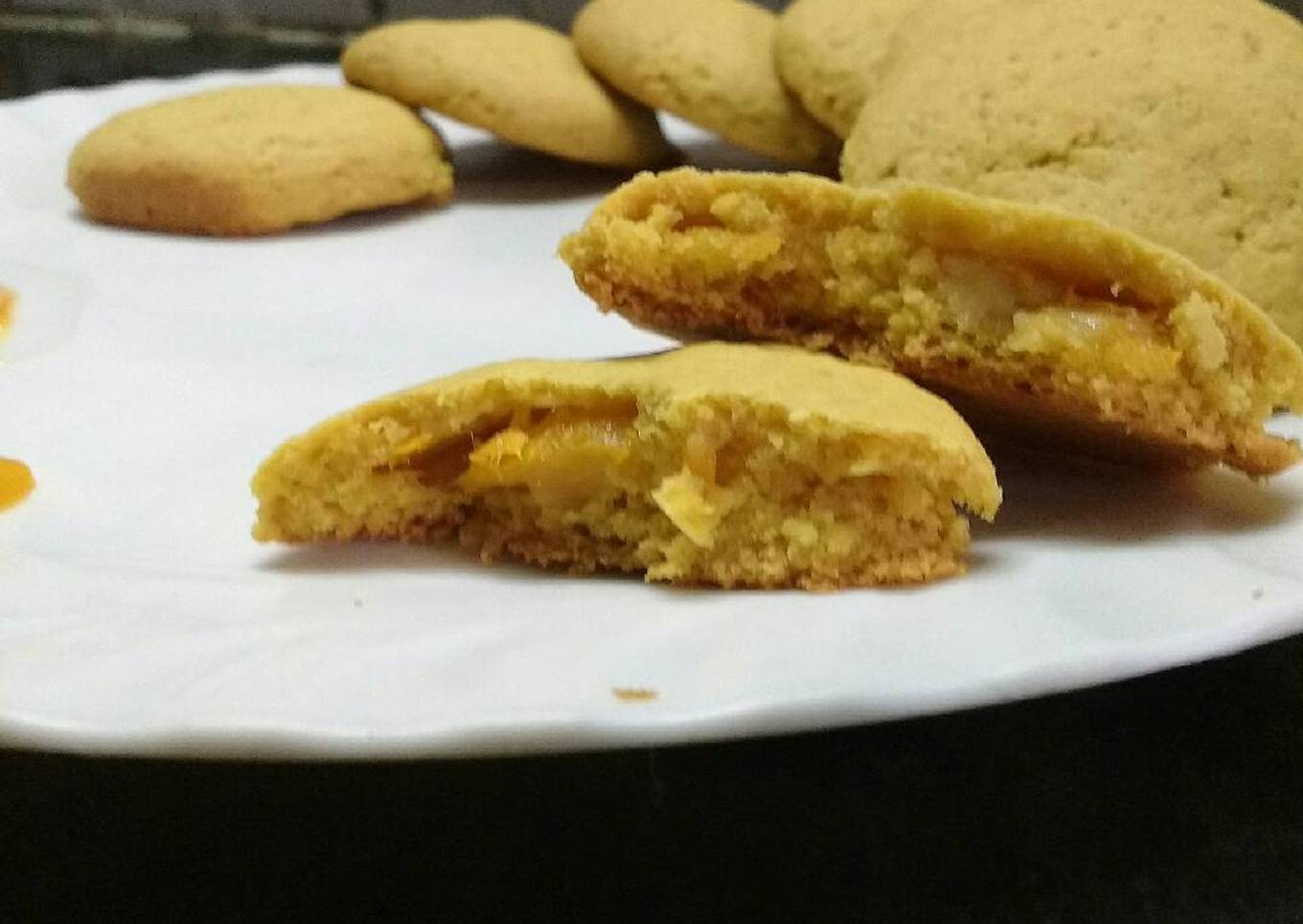 Stuffed mango cookies