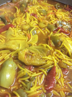 Una foto de Fideos con alcachofas, merluza y gambas 🍲