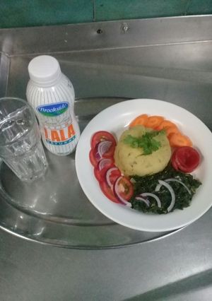 A picture of Mashed Matoke, fried sukumawiki, Raw carrots n tomatoes.
