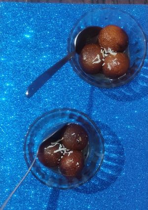 खोव्याचे गुलाबजामुन (Khoyache Gulab Jamun Recipe In Marathi) रेसिपी चे मुख्य फोटो