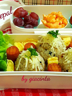 Foto resep Nasi Kepal isi Sosis tabur Keju buat bekal