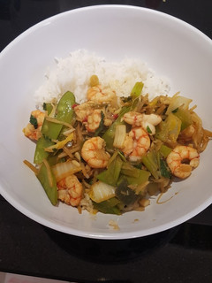 Una foto de Gambas al jengibre y verduras al wok