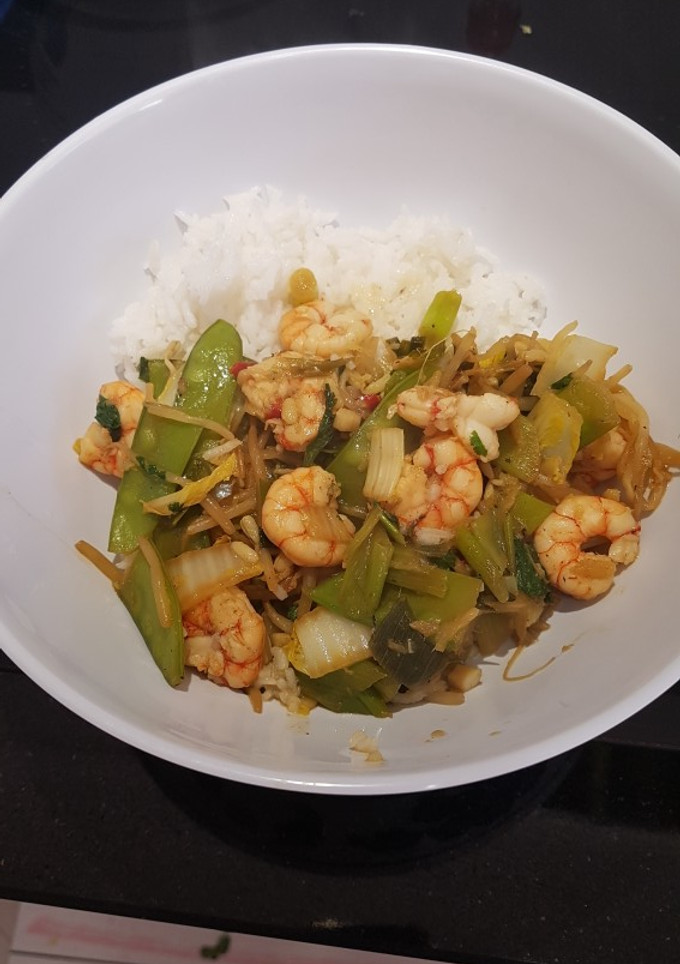 Una foto de Gambas al jengibre y verduras al wok