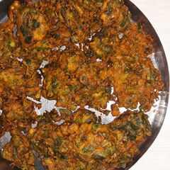 A picture of Palak fenugreek bhajiya.
