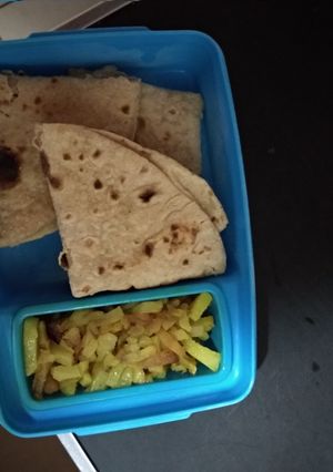 A picture of Aloo bhujiya.