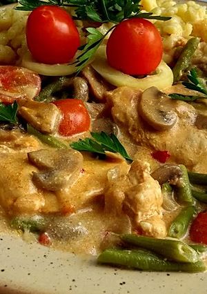 Tejszínes, gombás, zöldbabos csirkemell recept fotója