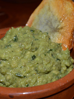 Una foto de Guacamole con pepinillos