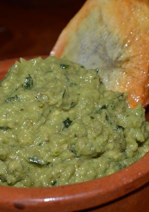 Una foto de Guacamole con pepinillos