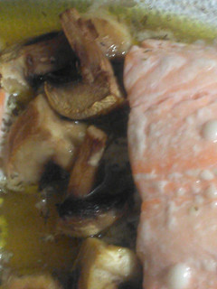 Una foto de Salmón al horno con champis