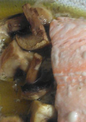 Una foto de Salmón al horno con champis
