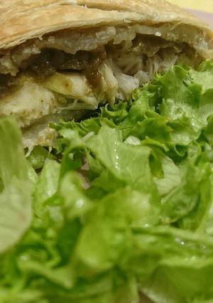Une photo de Tresse feuilletée au lieu noir et chutneys d’aubergine