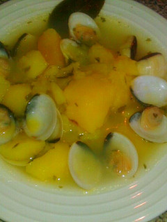 Una foto de Patatas con almejas