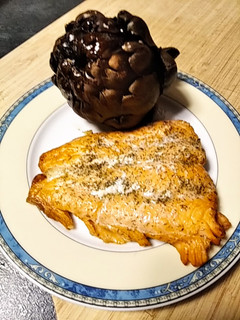 Una foto de Alcachofas al horno y salmón en air fryer