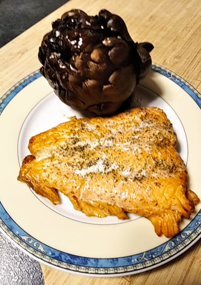 Una foto de Alcachofas al horno y salmón en air fryer