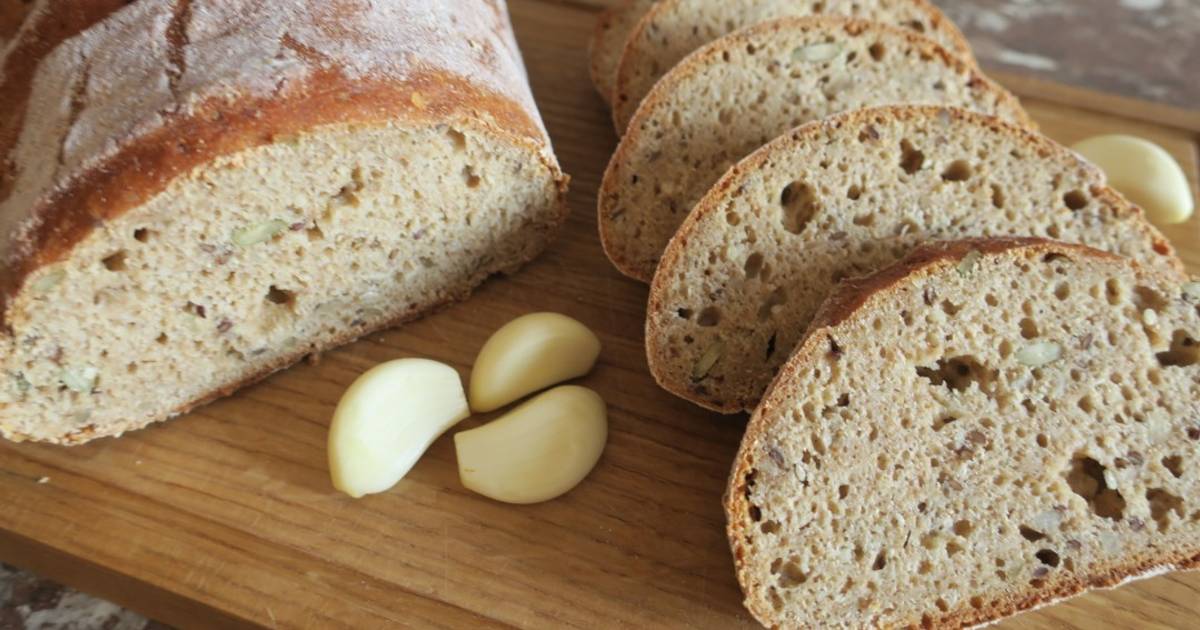 Пп хлеб рецепт в духовке. Цельнозерновой хлеб. Хлеб на кефире. Хлеб домашний с кунжутом. Хлеб на кефире без дрожжей.