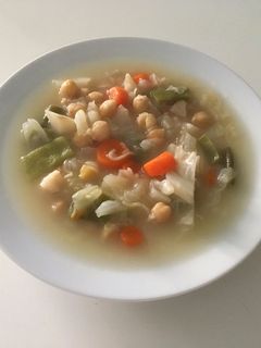 Una foto de Cocido de garbanzos con verduras