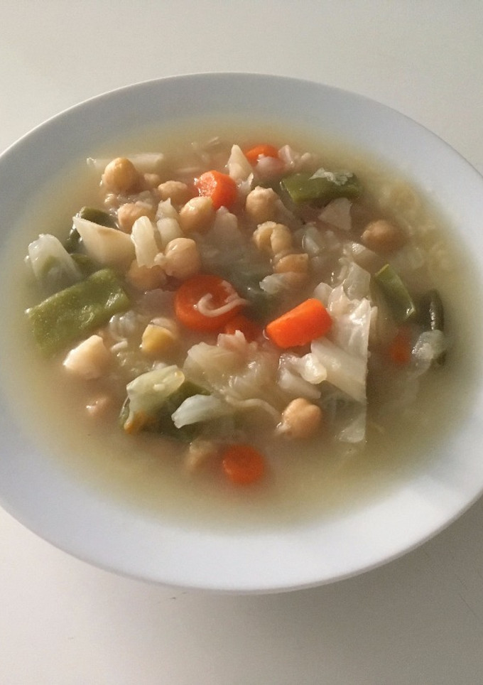 Una foto de Cocido de garbanzos con verduras