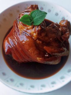 Hình của món Chân GIÒ rút xương om nước tương.