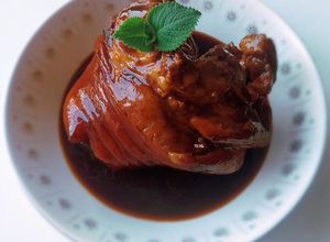 Hình của món Chân GIÒ rút xương om nước tương.