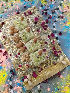 कोकोनट बर्फी (Coconut burfi recipe in Hindi) रेसिपी मुख्य फोटो