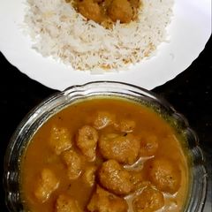 A picture of Urad dal pakoda curry.