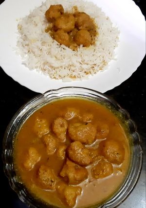 A picture of Urad dal pakoda curry.