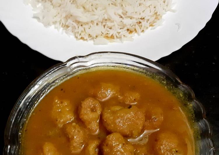 Steps to Make Quick Urad dal pakoda curry