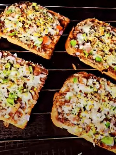 ग्रिल्ड चीज़ ब्रेड पिज़्ज़ा (grilled cheese bread pizza recipe in Hindi) रेसिपी मुख्य फोटो