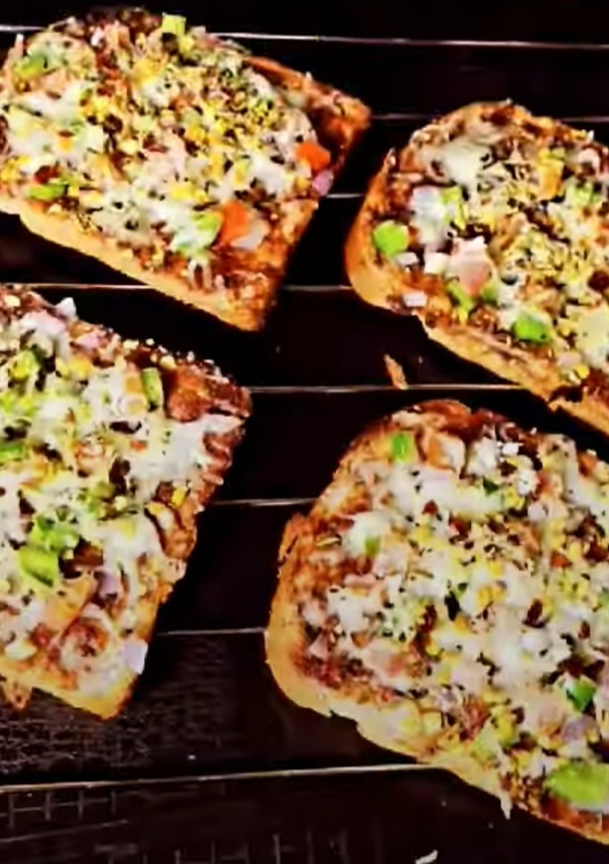 ग्रिल्ड चीज़ ब्रेड पिज़्ज़ा (grilled cheese bread pizza recipe in Hindi) रेसिपी मुख्य फोटो
