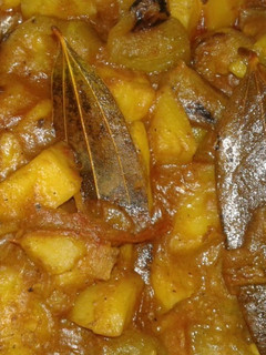 आलू परवल की सब्जी (Aloo Parwal ki sabji recipe in hindi) रेसिपी मुख्य फोटो